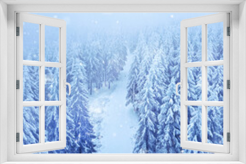 Fototapeta Naklejka Na Ścianę Okno 3D - eisig verschneiter Winterwald