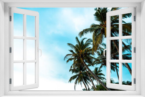 Fototapeta Naklejka Na Ścianę Okno 3D - Tropikalne palmy kokosowe na tle zachodzącego słońca, plaży i oceanu.