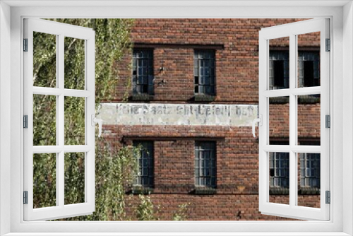 Fototapeta Naklejka Na Ścianę Okno 3D - Altes verfallenes Backstein-Fabrikgebäude mit eingeschlagenem Fenster