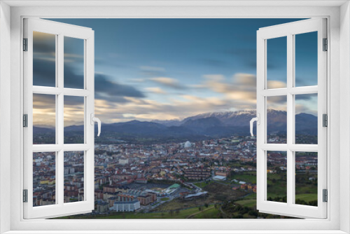 Fototapeta Naklejka Na Ścianę Okno 3D - Panoramic view of the city of Oviedo with the Aramo in the background