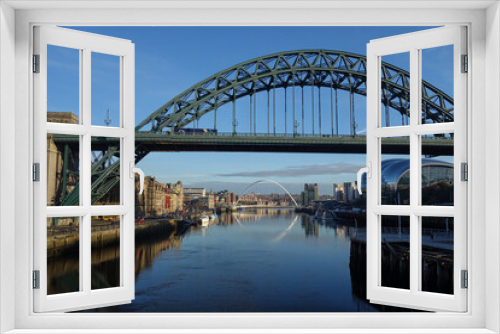 Fototapeta Naklejka Na Ścianę Okno 3D - Newcastle Tyne Bridge fotografiert von einem Schiff, das auf dem Fluss Tyne schwimmt. Wahrzeichen mit unverwechselbarer Architektur. Newcastle Amsterdam Schifffahrt  mit Brückenansicht .