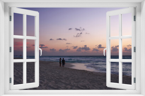 Fototapeta Naklejka Na Ścianę Okno 3D - Mexico, Cancún - People watching the sunrise at