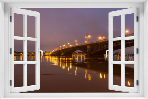 Fototapeta Naklejka Na Ścianę Okno 3D - Beleuchtete Brücke über den Rhein bei Mainz an einem Winterabend mit Hochwasser