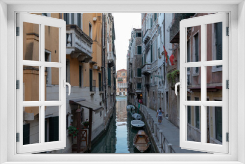 Fototapeta Naklejka Na Ścianę Okno 3D - Panoramic view of Venice canal with historical buildings and gondolas