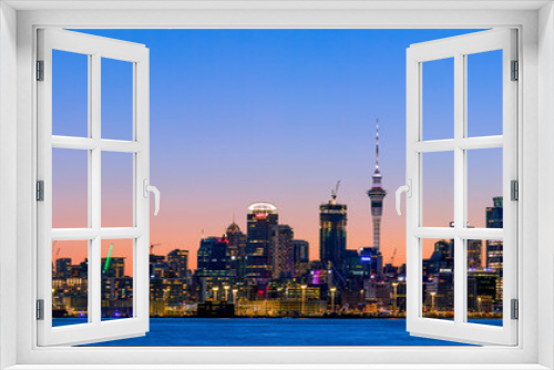 Fototapeta Naklejka Na Ścianę Okno 3D - Auckland in der blauen Stunde mit Skyline und Hafen, Meer und LIchtern