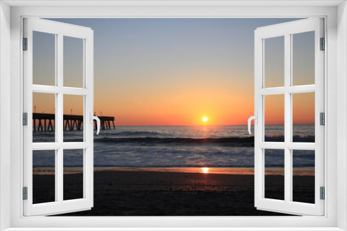 Fototapeta Naklejka Na Ścianę Okno 3D - Sunrise at the beach by the pier