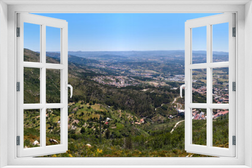 Fototapeta Naklejka Na Ścianę Okno 3D - Panoramablick von der Serra da Estrela über Covilhã