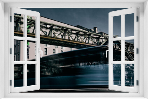 Fototapeta Naklejka Na Ścianę Okno 3D - langzeitaufnahme bus in bewegung, wuppertal elberfel