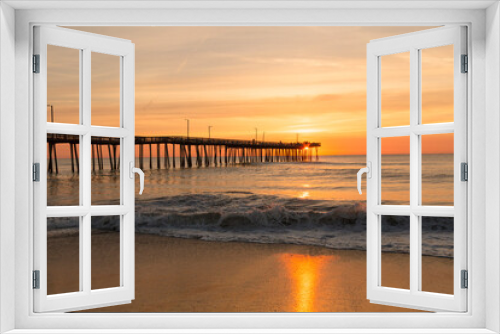 Fototapeta Naklejka Na Ścianę Okno 3D - dramatic seascape image of Virginia Beach in summer