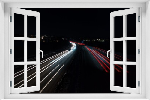 Befahrene Autobahn mit Langzeitbelichtung aufgenommen in einer dunklen, kalten Nacht mitten in Deutschland.