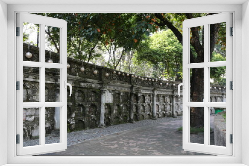 Fototapeta Naklejka Na Ścianę Okno 3D - Paco Park, Friedhof Rundgang mit Grabnischen, Manila, Philippinen