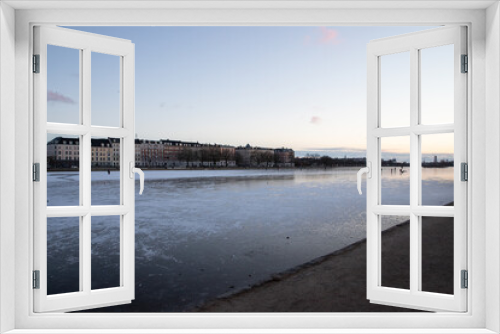 Fototapeta Naklejka Na Ścianę Okno 3D - Frozen Lakes In Copenhagen on an winter afternoon