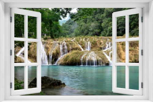 Fototapeta Naklejka Na Ścianę Okno 3D - Paisajes de pozas escalonadas de agua, todas de color turquesa en el río Cahabón, a su paso por el parque de Semuc Champey, en la selva del centro de Guatemala
