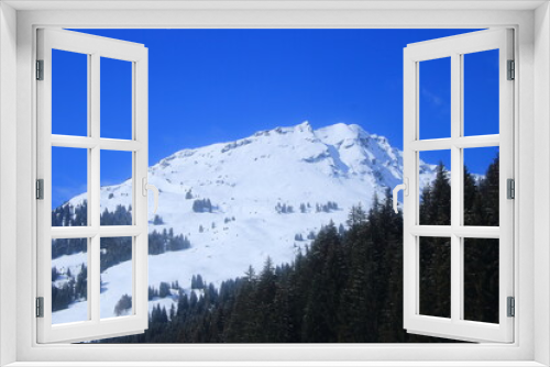 Fototapeta Naklejka Na Ścianę Okno 3D - Blick in die schneebedeckten Alpen bei Saalbach Hinterglemm in Österreich