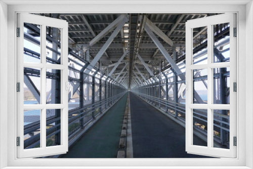 Fototapeta Naklejka Na Ścianę Okno 3D - 海を渡る橋の中