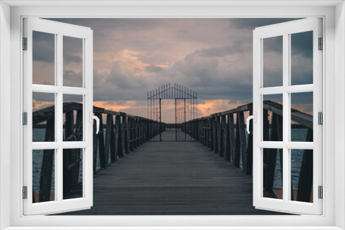 Fototapeta Naklejka Na Ścianę Okno 3D - Atardecer en un puente.