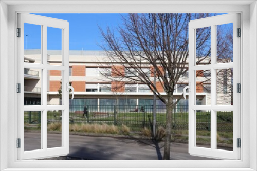Fototapeta Naklejka Na Ścianę Okno 3D - L'hôpital privé de l'est lyonnais, surnommé HPEL, vu de l'extérieur, ville de Saint Priest, département du Rhône, France