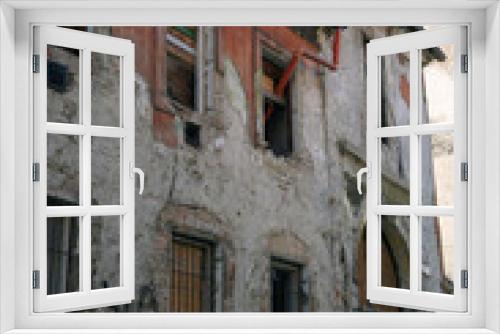 Fototapeta Naklejka Na Ścianę Okno 3D - Tenement Ruin