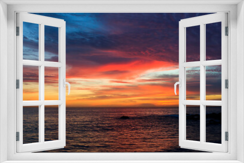 Fototapeta Naklejka Na Ścianę Okno 3D - Amanecer lleno de color, con nubes extraordinariasa. Encuadre general