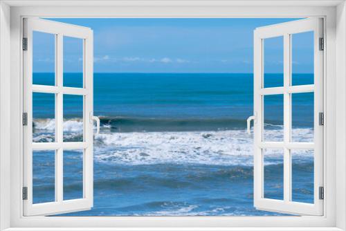 Fototapeta Naklejka Na Ścianę Okno 3D - Oceano azul, lindo dia de sol para surfar. Pegando onda.