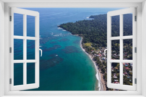 Fototapeta Naklejka Na Ścianę Okno 3D - Vista aérea de la playa y el coral