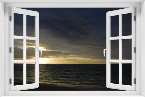 Fototapeta Naklejka Na Ścianę Okno 3D - Dramatic sunrise over the ocean