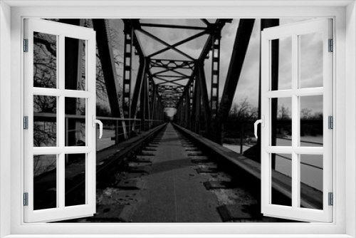 Fototapeta Naklejka Na Ścianę Okno 3D - an abandoned railway bridge over a frozen river
