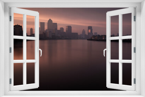 Fototapeta Naklejka Na Ścianę Okno 3D - Beautiful sunrise in East London with Canary Wharf in the background.