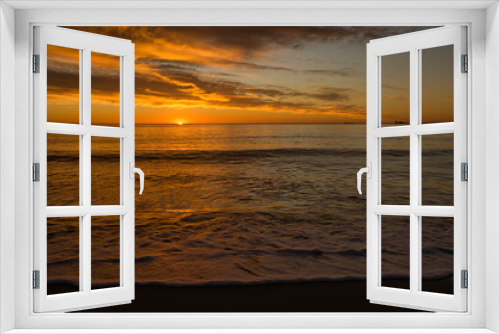 Fototapeta Naklejka Na Ścianę Okno 3D - A beautiful sunrise from the shore of the beach