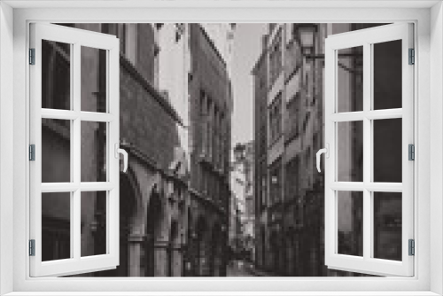 Fototapeta Naklejka Na Ścianę Okno 3D - narrow street in old Lyon