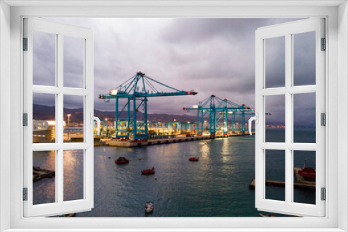 Fototapeta Naklejka Na Ścianę Okno 3D - Porto di Vado Ligure, le gru della piattaforma carico - scarico navi