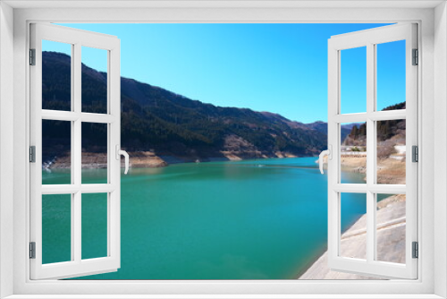 Fototapeta Naklejka Na Ścianę Okno 3D - 春先の静かなダム湖の景色