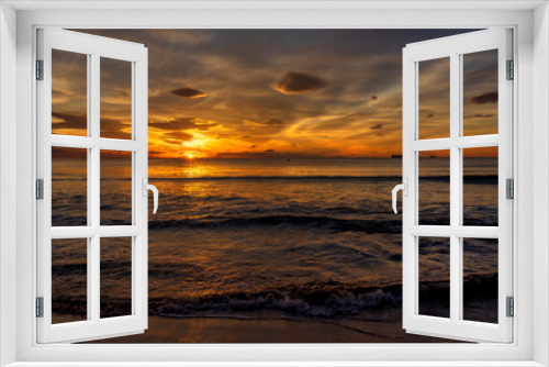 Fototapeta Naklejka Na Ścianę Okno 3D - A beautiful sunrise from the shore of the beach
