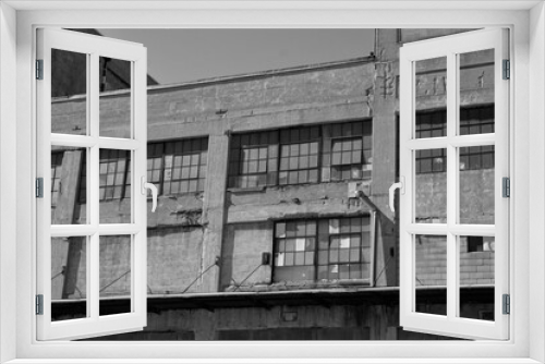Fototapeta Naklejka Na Ścianę Okno 3D - Black and White of a decrepit building