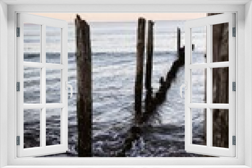 Fototapeta Naklejka Na Ścianę Okno 3D - Holzpfäle am Stand im Meer