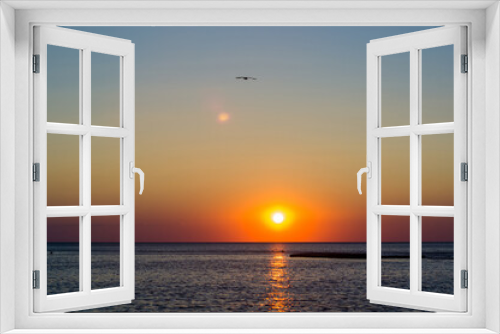 Fototapeta Naklejka Na Ścianę Okno 3D - Amazing sea sunset, the sun, waves, clouds