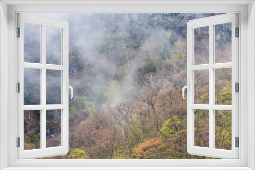 Fototapeta Naklejka Na Ścianę Okno 3D - 春紅葉と山霧