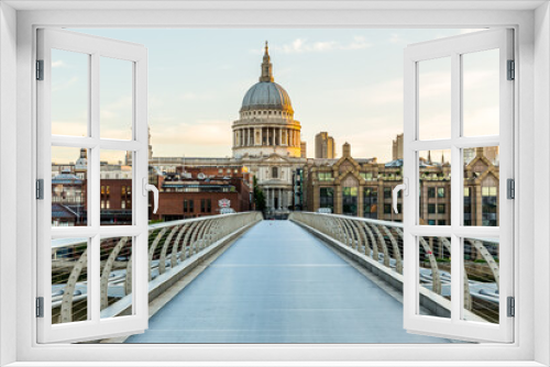 Fototapeta Naklejka Na Ścianę Okno 3D - St Paul's Cathedral and the Millennium Bridge in London