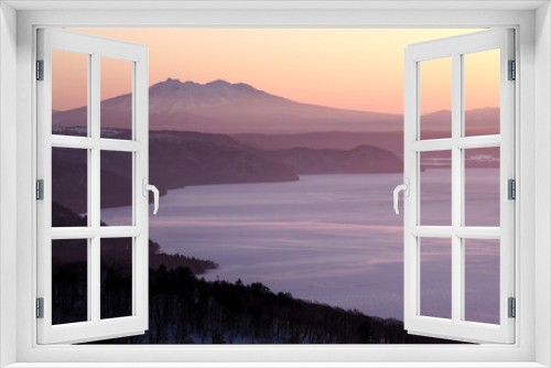 Fototapeta Naklejka Na Ścianę Okno 3D - 早朝の高所から見る遠くの山の稜線と眼下の湖。日本の北海道の観光地の美幌峠からの屈斜路湖と斜里岳の眺め。