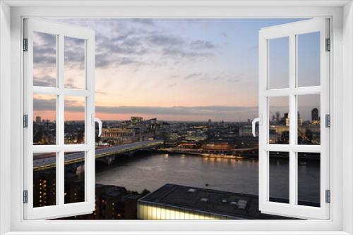 Fototapeta Naklejka Na Ścianę Okno 3D - ロンドンシティの黄昏