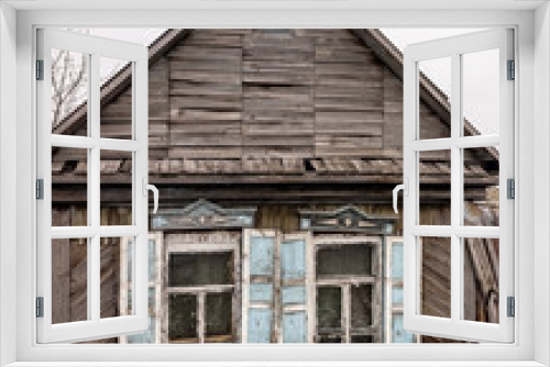 Fototapeta Naklejka Na Ścianę Okno 3D - Old wooden house in autumn weather.