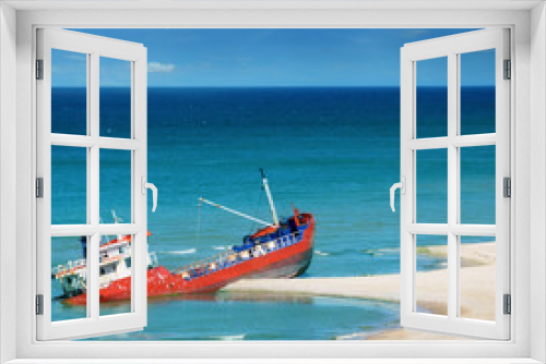 Fototapeta Naklejka Na Ścianę Okno 3D - Fishing boat beached