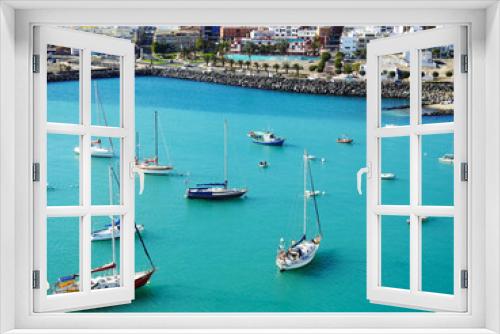 Fototapeta Naklejka Na Ścianę Okno 3D - Hafenbucht bei Lanzarote mit kleine Booten