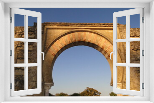 Fototapeta Naklejka Na Ścianę Okno 3D - Arco de herradura iluminado al atardecer en las ruinas hispano musulmanas de Medina Azahara, España