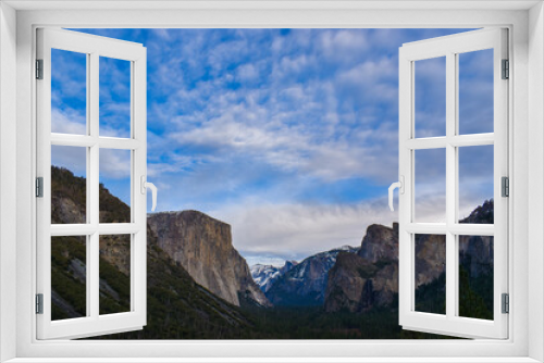 Fototapeta Naklejka Na Ścianę Okno 3D - Stunning picturesque Yosemite Valley  view under cloudscape
