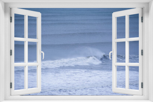 Fototapeta Naklejka Na Ścianę Okno 3D - 遠浅の海岸へ打ち寄せる波