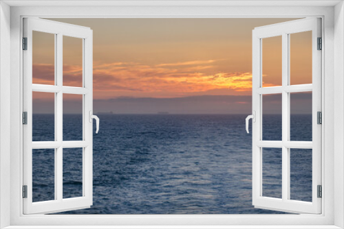 Fototapeta Naklejka Na Ścianę Okno 3D - Blick von einer Fähre im Sonnenuntergang
