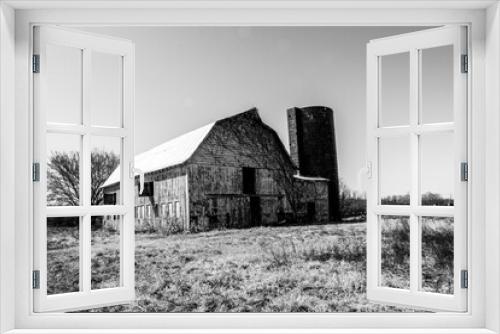 Fototapeta Naklejka Na Ścianę Okno 3D - Old barn and silo in black and white