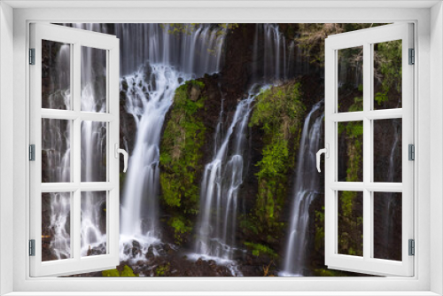 Fototapeta Naklejka Na Ścianę Okno 3D - 正面から見た白糸の滝の優雅な美しい流れ