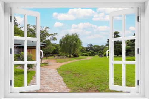 Fototapeta Naklejka Na Ścianę Okno 3D - 美しい緑の芝生が広がる明石城の日本庭園